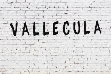 Beyaz tuğla duvara kazınmış vallecula.
