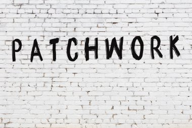 Beyaz tuğla duvara yazı yaması