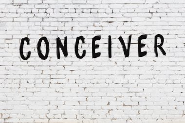 Beyaz tuğla duvara yazılmış bir yazıt tasarımı.