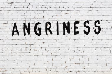 Üzerinde siyah boya yazıtları olan beyaz duvar.