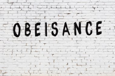 Üzerinde siyah boya yazılı beyaz duvar.