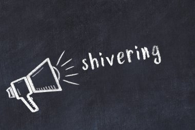 Tebeşir hoparlörü ve yazı siyah tahtada titriyor.