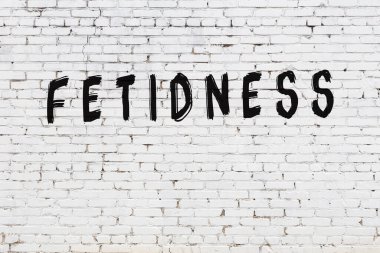 Üzerinde siyah boya saplantısı olan beyaz bir duvar.