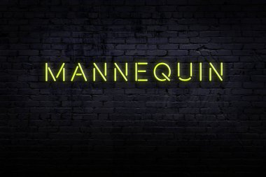 Üzerinde yazı mankeni olan tuğla duvardaki neon levhanın gece görüşü