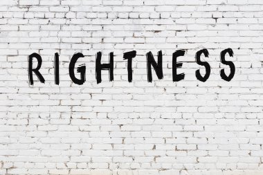 Üzerinde siyah boya yazıları olan beyaz duvar.