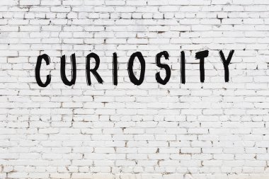 Beyaz tuğla duvara yazı merakı