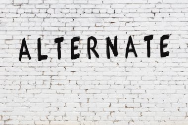 Beyaz tuğla duvara yazılar.