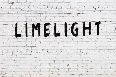 Beyaz tuğla duvarda yazılı sahne ışıkları
