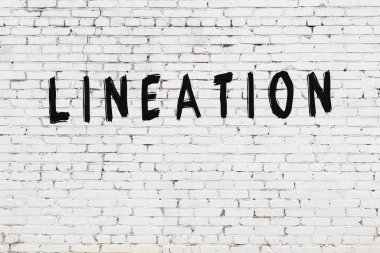 Üzerinde siyah boya çizgisi olan beyaz duvar.