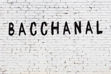 Beyaz tuğla duvara yazıtlar.