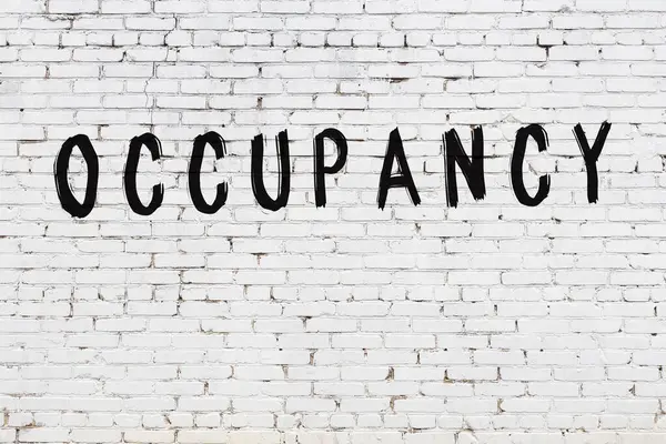 Yazıtlar beyaz tuğla duvara boyanmış.