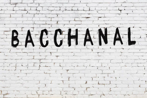 Beyaz tuğla duvara yazıtlar.