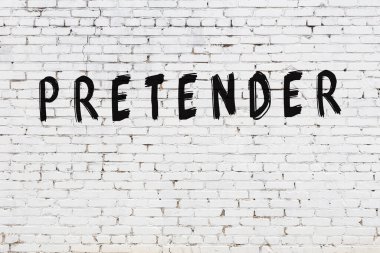 Üzerinde siyah boya olan beyaz bir duvar.