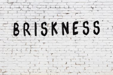 Beyaz tuğla duvara yazıtlar çizilmiş.