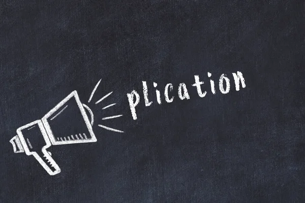 Siyah karatahtaya tebeşir hoparlörü ve yazıtlar