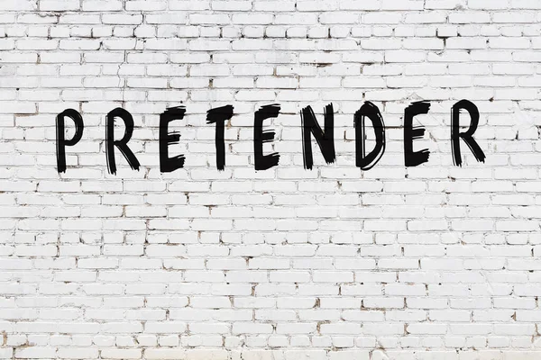 Üzerinde siyah boya olan beyaz bir duvar.