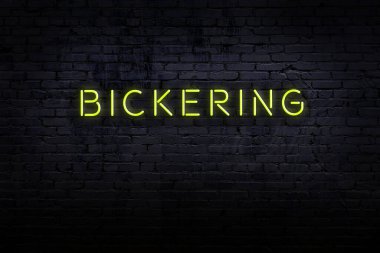 Tuğla duvardaki neon levhanın gece görüşü ve yazıt didişmesi.