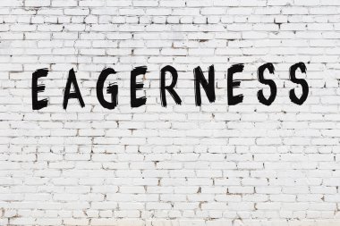 Üzerinde siyah boya yazıları olan beyaz bir duvar.