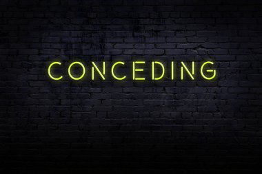 Neon işareti. Tuğla duvara karşı sözüm var. Gece görünümü