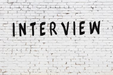 Beyaz tuğla duvara yazılmış bir yazı röportajı