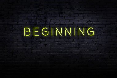 Tuğla duvardaki neon ışığın gece görüşü ve yazıtlar başlıyor
