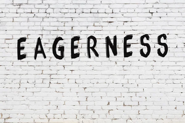 Üzerinde siyah boya yazıları olan beyaz bir duvar.