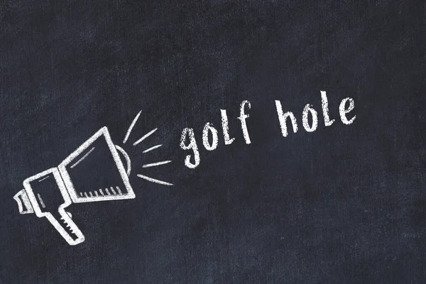 Tebeşir hoparlörü ve kara karatahta yazılı golf deliği.