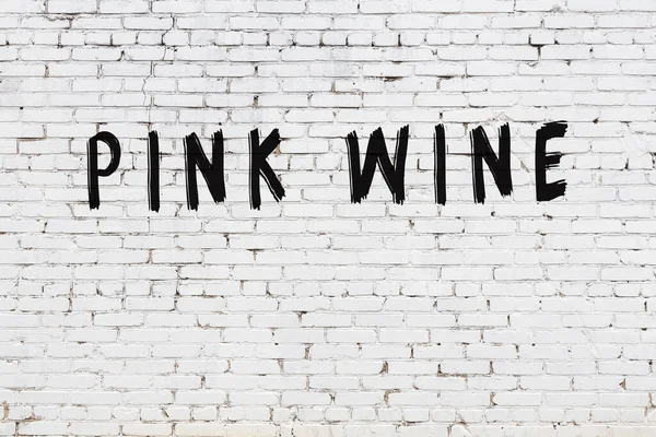 Inschrift rosa Wein auf weißem Ziegelstein gemalt — Stockfoto