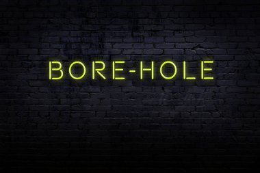 Neon işareti. Duvara karşı delik var. Gece görünümü