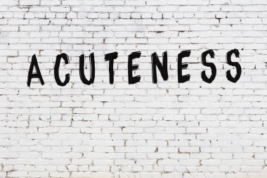 Üzerinde siyah boya yazıları olan beyaz bir duvar.