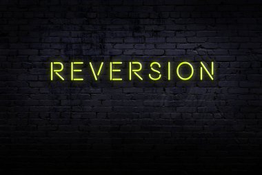 Neon işareti. Tuğla duvara karşı kelime dönüşümü. Gece görünümü