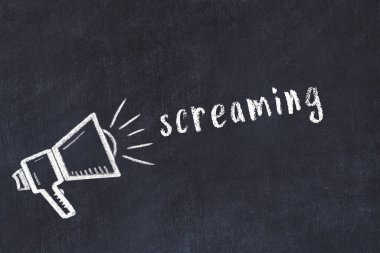 Tebeşir hoparlörü ve yazı siyah karatahtaya bağırıyor.