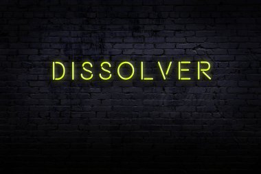 Neon işareti. Tuğla duvara karşı kelime çözücü. Gece görünümü