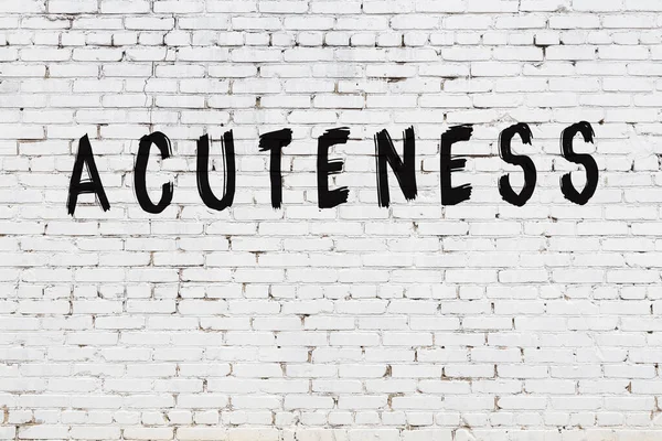 Üzerinde siyah boya yazıları olan beyaz bir duvar.