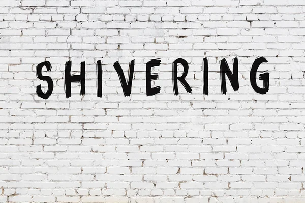 Beyaz tuğla duvarda titreyen yazı.