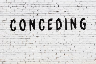 Yazıt beyaz tuğla duvara boyanmış.