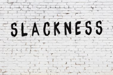 Üzerinde siyah boya yazıları olan beyaz bir duvar.