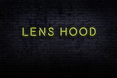 Tuğla duvarda, üzerinde mercek kapağı olan neon ışıklarının gece görüşü