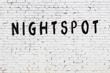 Üzerinde siyah boya lekesi olan beyaz duvar.