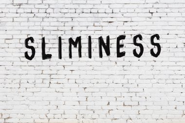 Üzerinde siyah boya izi olan beyaz bir duvar.