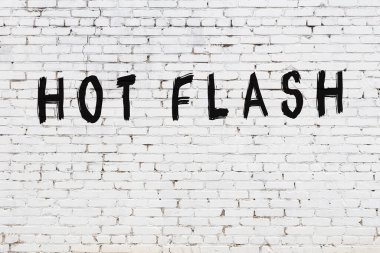 Beyaz tuğla duvara yazılı sıcak ışık.