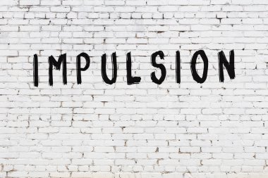 Üzerinde siyah boya yazıtları olan beyaz duvar.