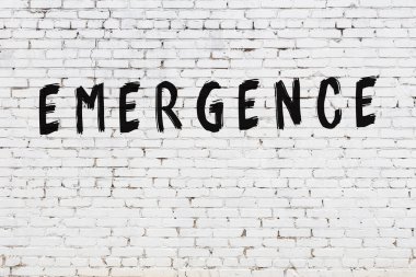 Beyaz tuğla duvara kazınmış bir yazı.