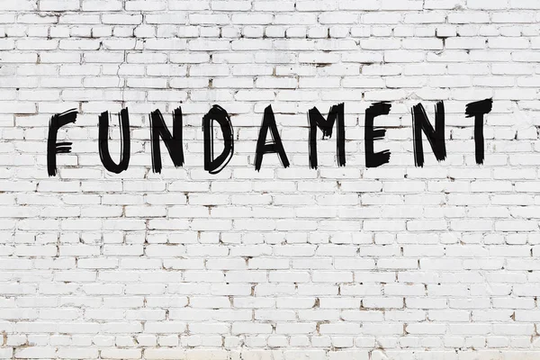 Üzerinde siyah boya olan beyaz duvar.