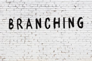 Beyaz tuğla duvara kazınmış bir yazı.