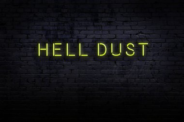 Neon işareti. Kelime tozu tuğla duvara karşı. Gece görünümü