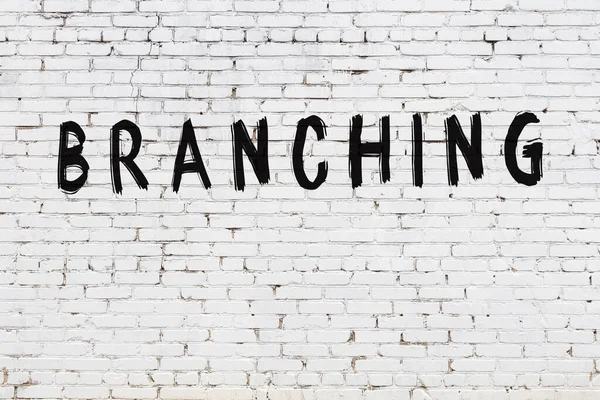 Beyaz tuğla duvara kazınmış bir yazı.