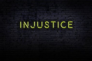 Duvardaki neon levhanın gece görüşü ve yazıt adaletsizliği.