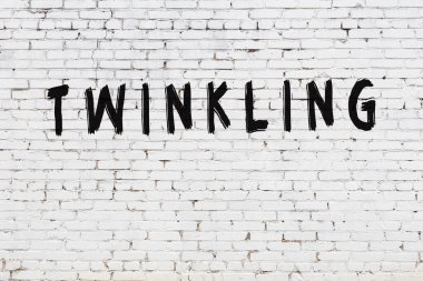 Üzerinde siyah boya olan beyaz duvar parıldıyor.