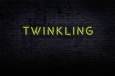 Neon işareti. Kelimeler tuğla duvara çarpıyor. Gece görünümü